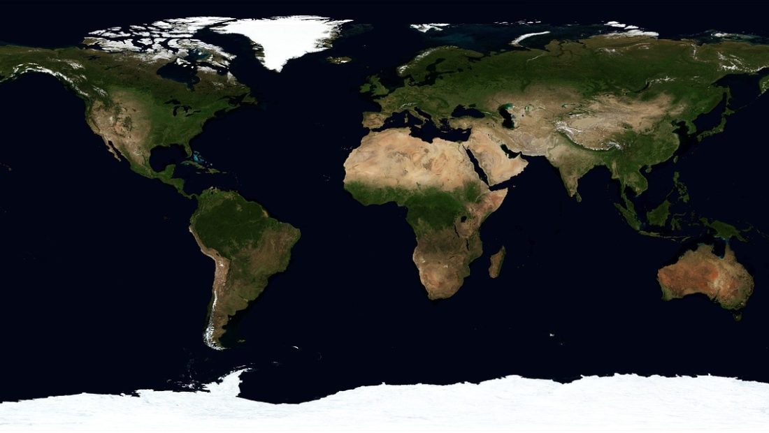 玩家站在我的世界新世界的高处俯瞰四周地形，画面中可见河流、森林与远处山脊，用于说明 mc种子 开图后的勘察视角
